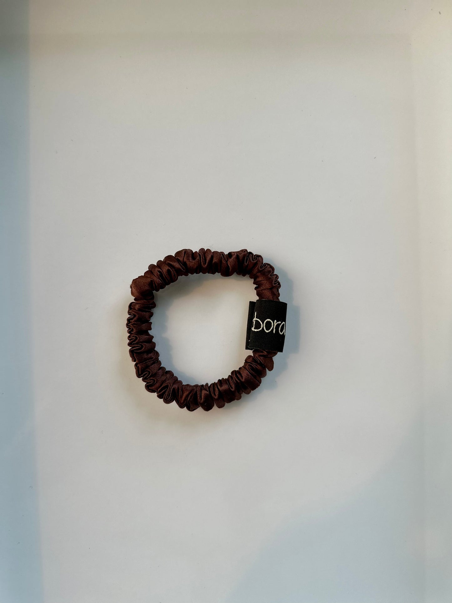 Hedvábná gumička Slim čokoláda